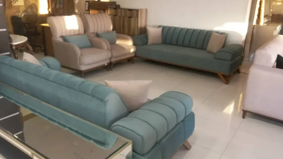 طقم كنب تركوازي مع كراسي بيج ووسائد مخططة