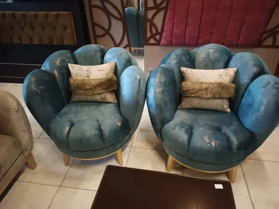 كرسيان على شكل زهرة التوليب بمخمل تركوازي مع لمسات ذهبية ووسائد فرو